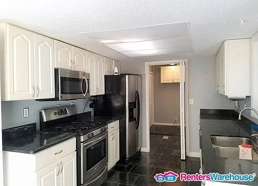 Tons of Space in this 3 Bed ranch in Riverdale! — Photo 4