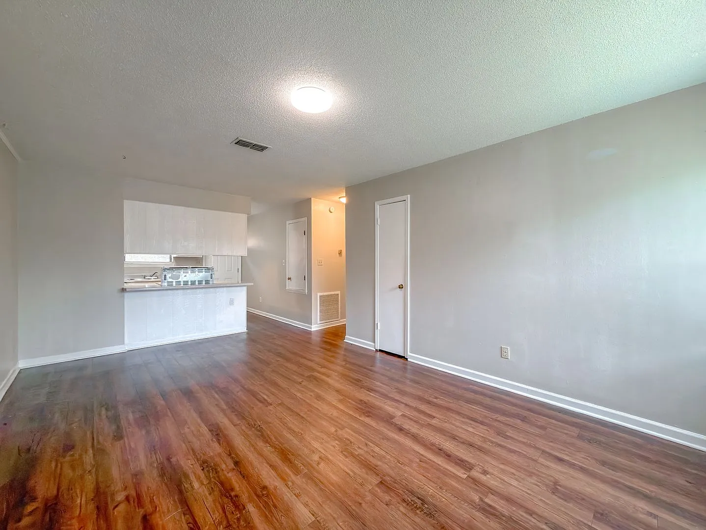 CUTE 2/1 w/ Huge Yard, Open Kitchen w/ Bar, Updated Shower, Newer Flooring/Paint! $1075 /month Av... — Photo 4