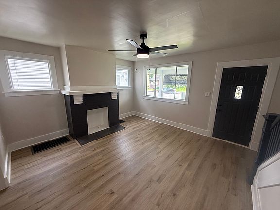 3rd image of 921 1st Ave
