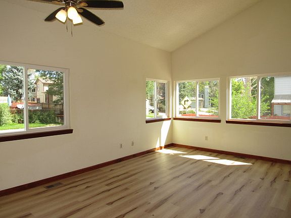 Spacious Livingroom.
