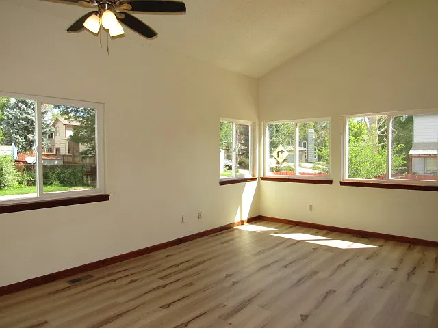 Spacious Livingroom.