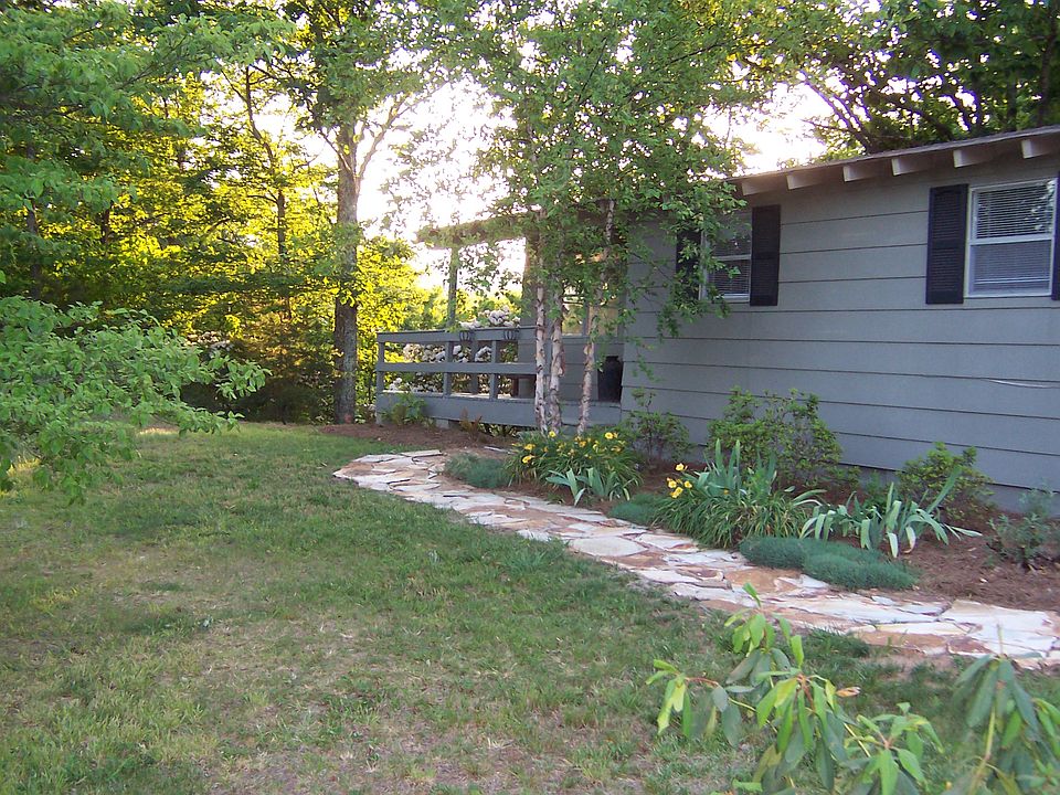 Walkway to front entry