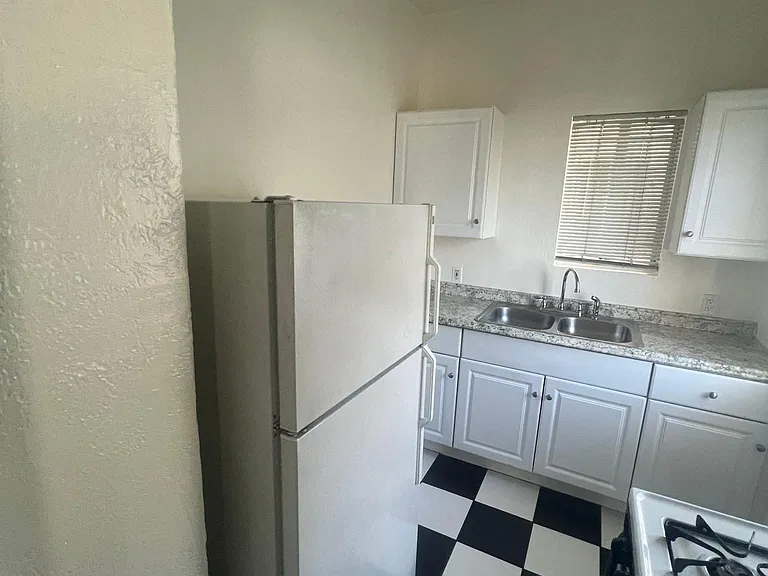 1927 Bonsallo Ave #4 — Photo 11