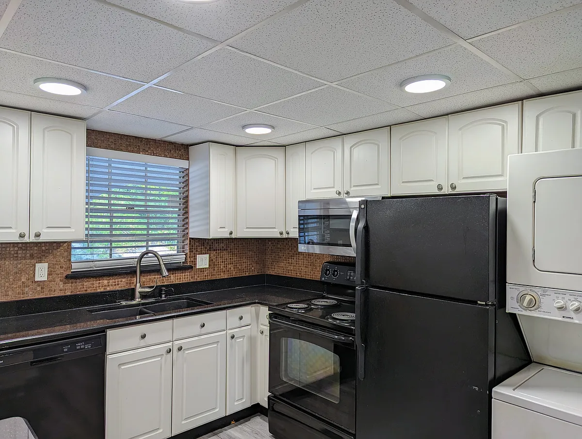 Building Photo - 701 Russell Ln #209