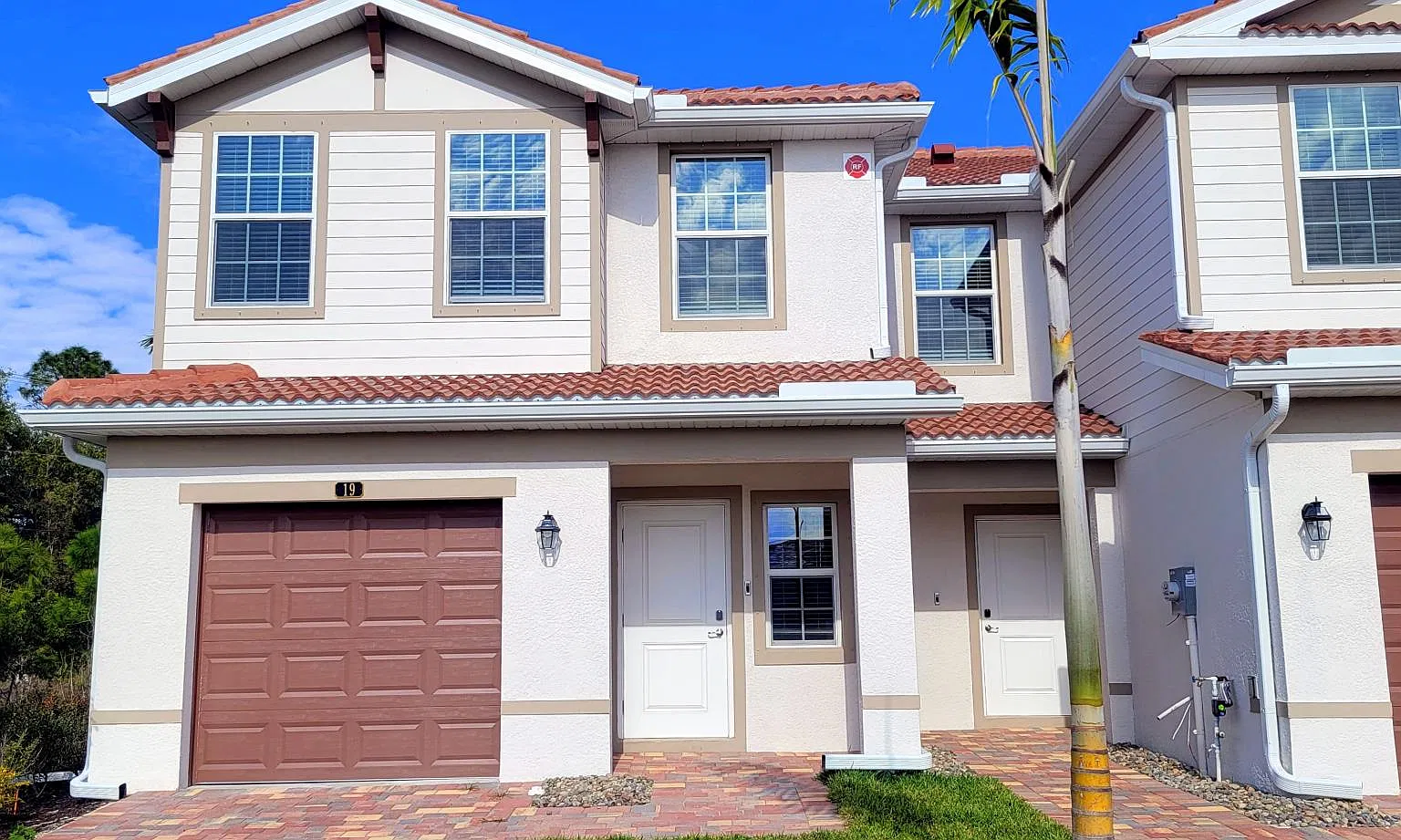 3 bed, 2.5 bath, 1405 sqft, $2,200 — Photo 2