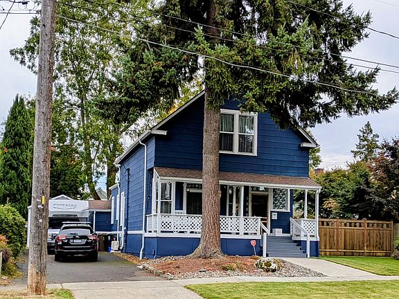 Front of home with long side driveway