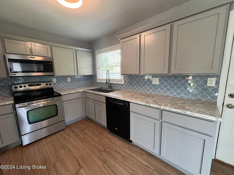 2307 Medford Ln — Photo 4