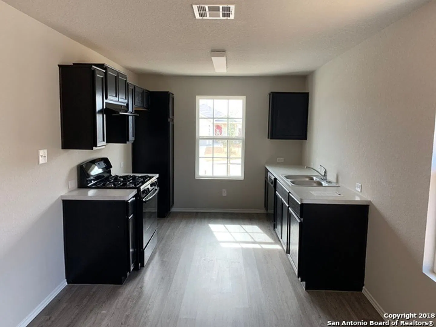 2 bedroom 1 bathroom located in Marbach Village Subdivision — Photo 2