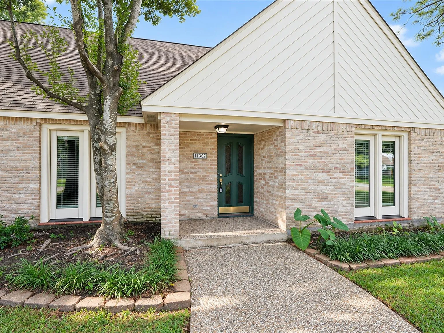 4 bed, 2.5 bath, 2628 sqft, $2,600 — Photo 1