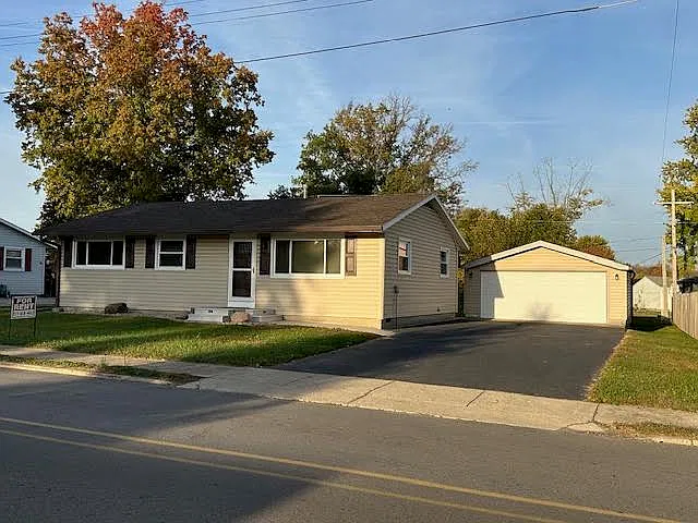 3 bed, 1.5 bath, 1107 sqft, $1,800 — Photo 2