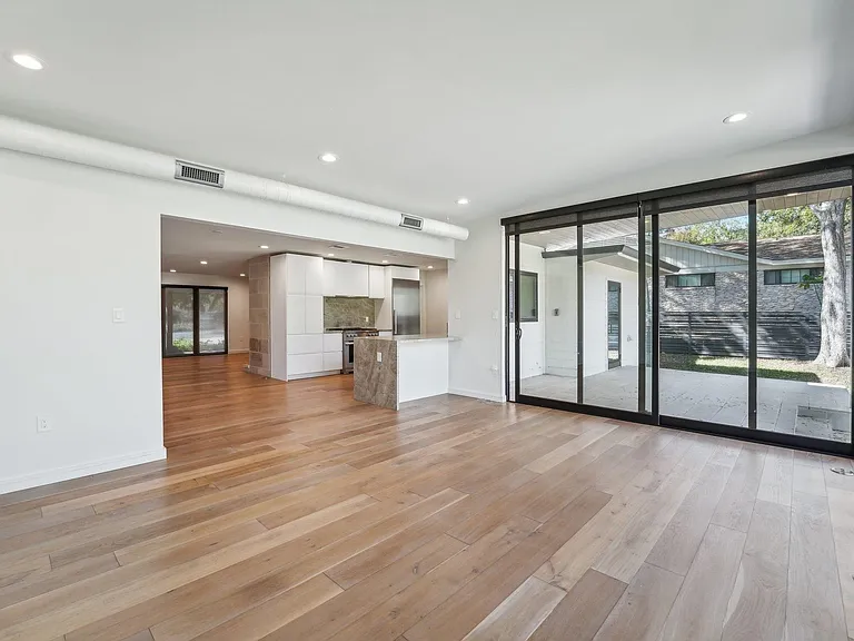 3927 Balcones Dr — Photo 23