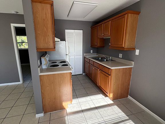 5th image of 23385 Farnam St #11