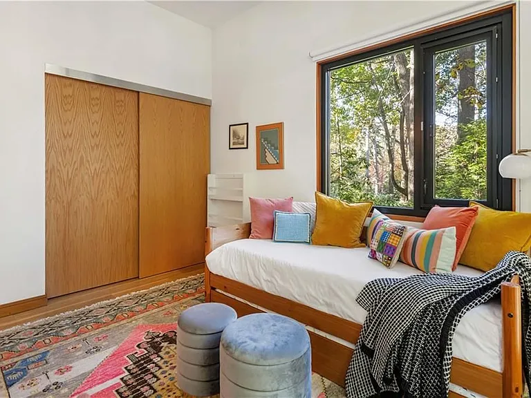 515 Claire Dr — Photo 3