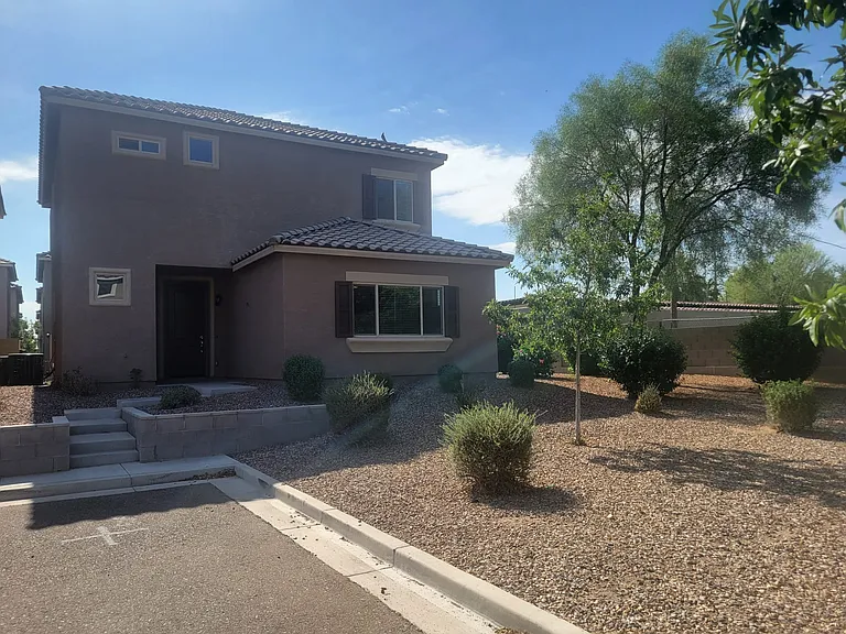 1741 W Pollack St — Photo 22