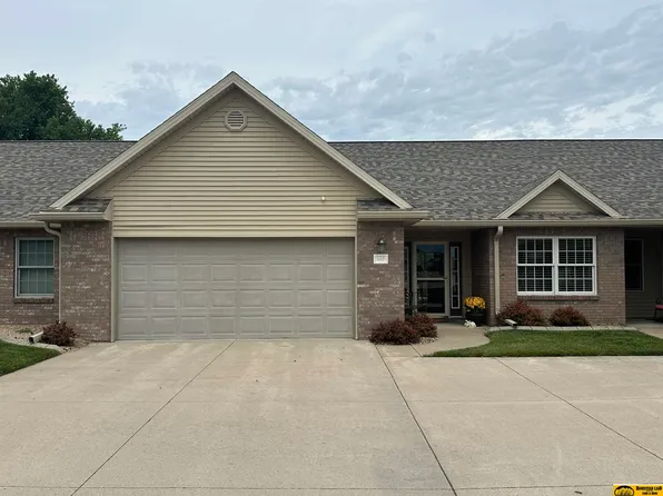 502 Spring View Cir, Beatrice, NE 68310