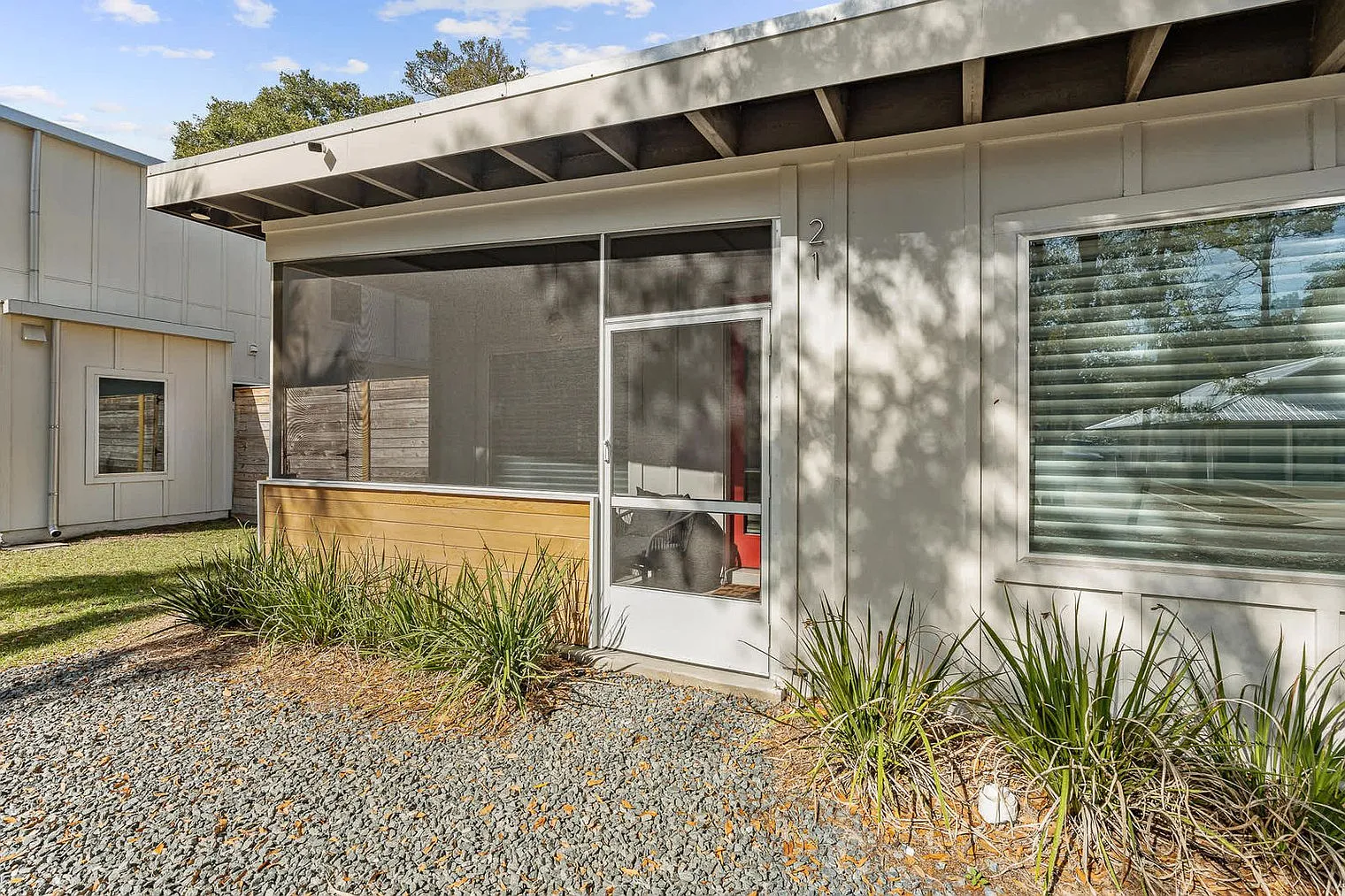 3 bed, 2.0 bath, 1130 sqft, $5,147 — Photo 3