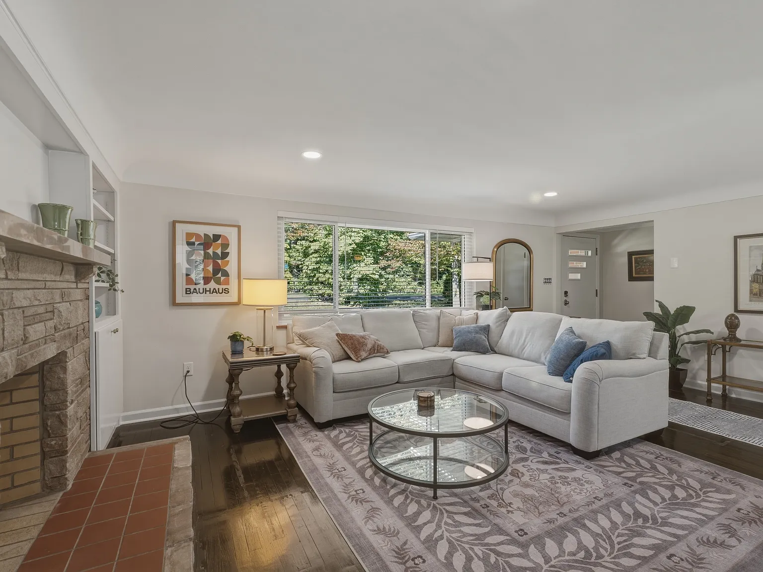 3 bed, 2200 sqft, $4,200 — Photo 2