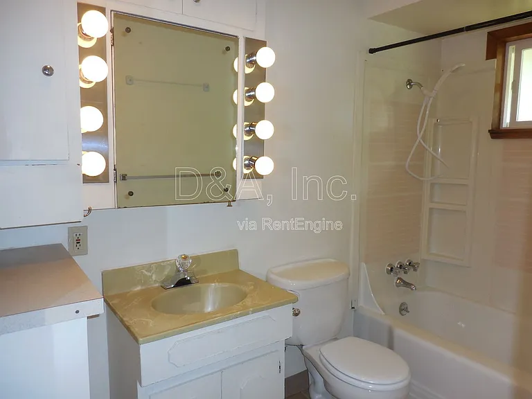 2526 NW Tyler Ave — Photo 9