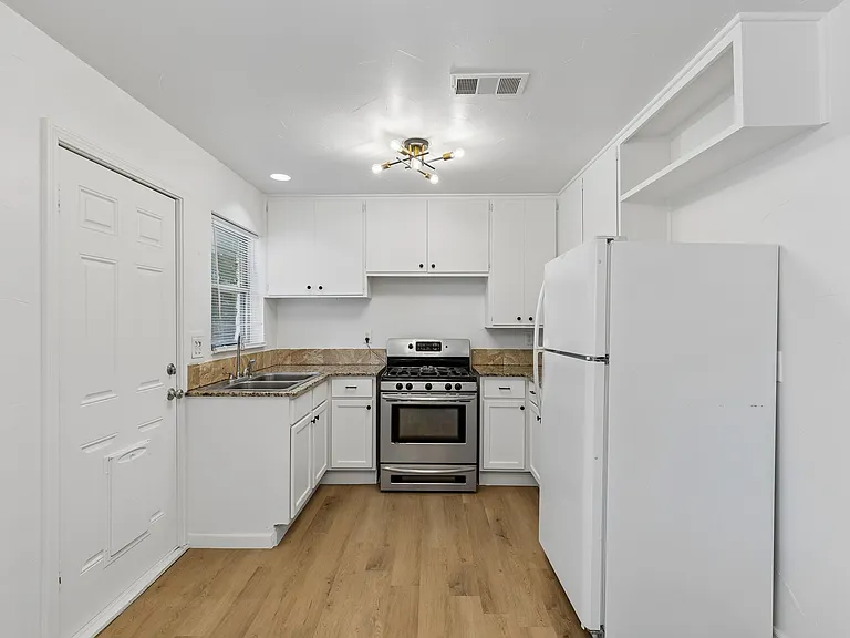 1600 Andover Ct — Photo 7
