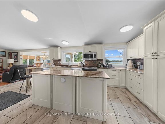 5th image of 2466 Fairmile Rd N