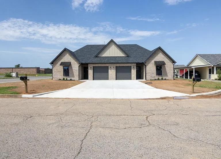 1 Shamrock Cir — Photo 15