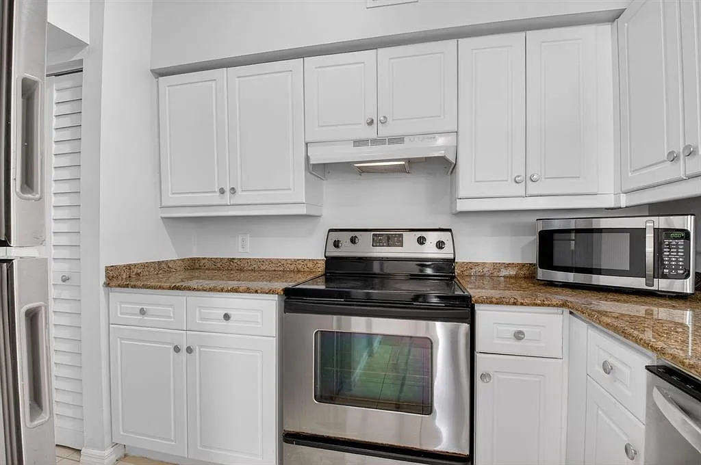 2 bed, 1030 sqft, $3,000 — Photo 2