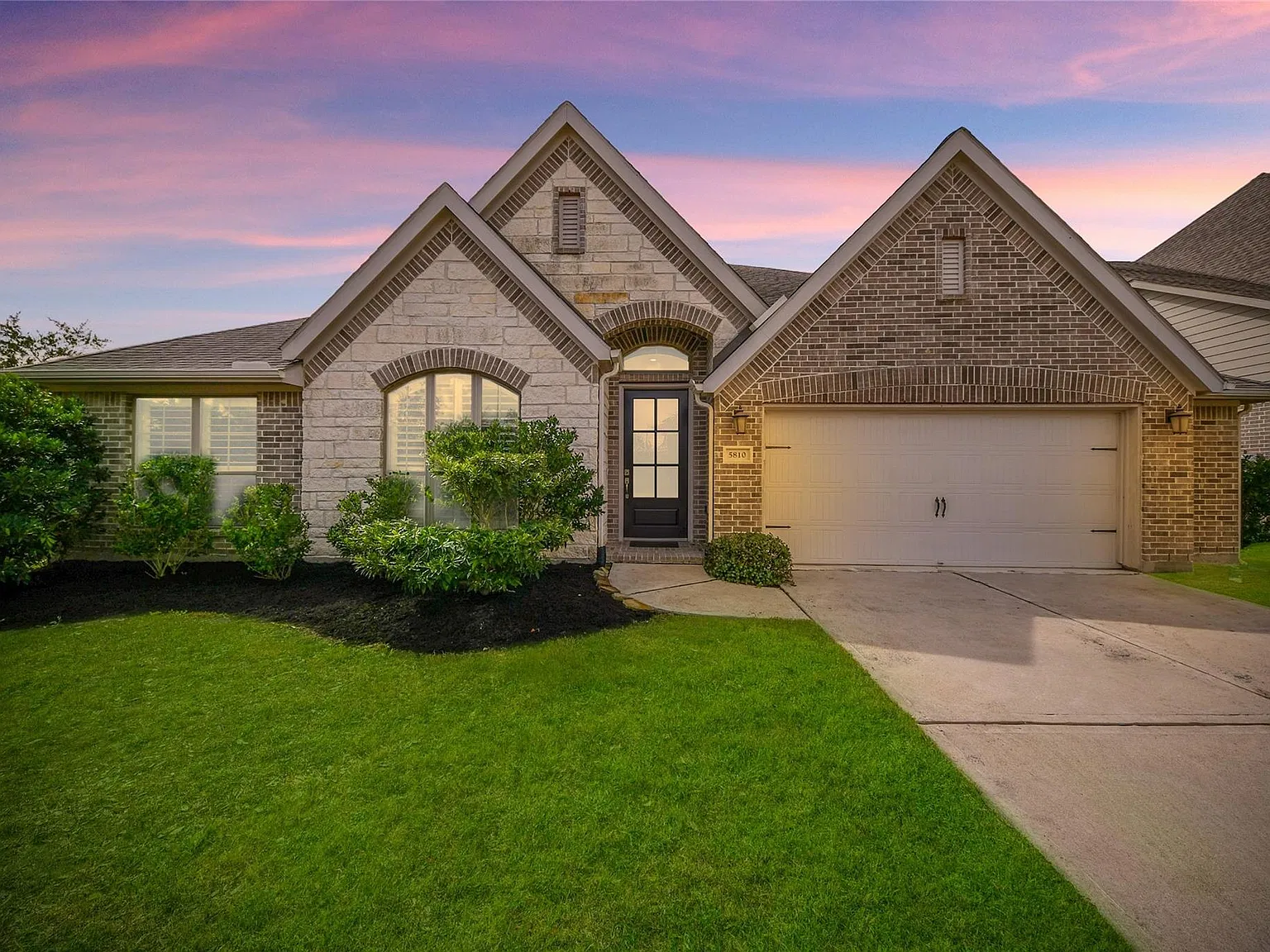 4 bed, 3.0 bath, 2551 sqft, $2,600 — Photo 2