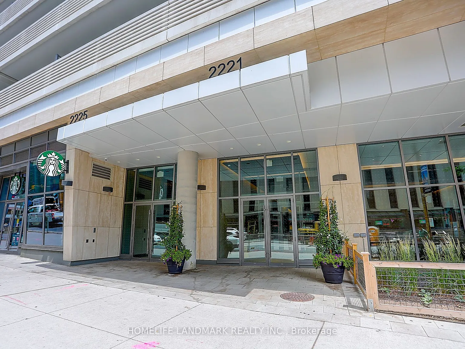 2221 Yonge St — Photo 2