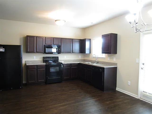 4 bed, 2.5 bath, 2020 sqft, $2,285 — Photo 2