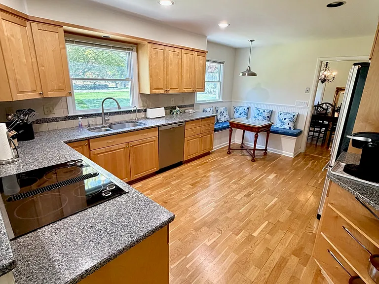 511 Roxbury Rd — Photo 5