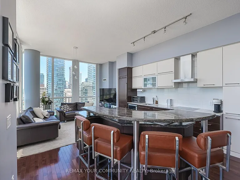 770 Bay St #Penthouse 101 — Photo 9