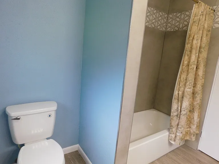 In the middle bath (approx. 9.3' x 7.8') we're now facing northwest.