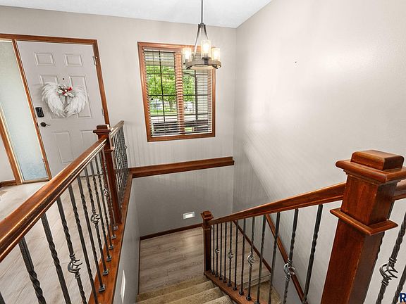 3rd image of 807 E Walnut St