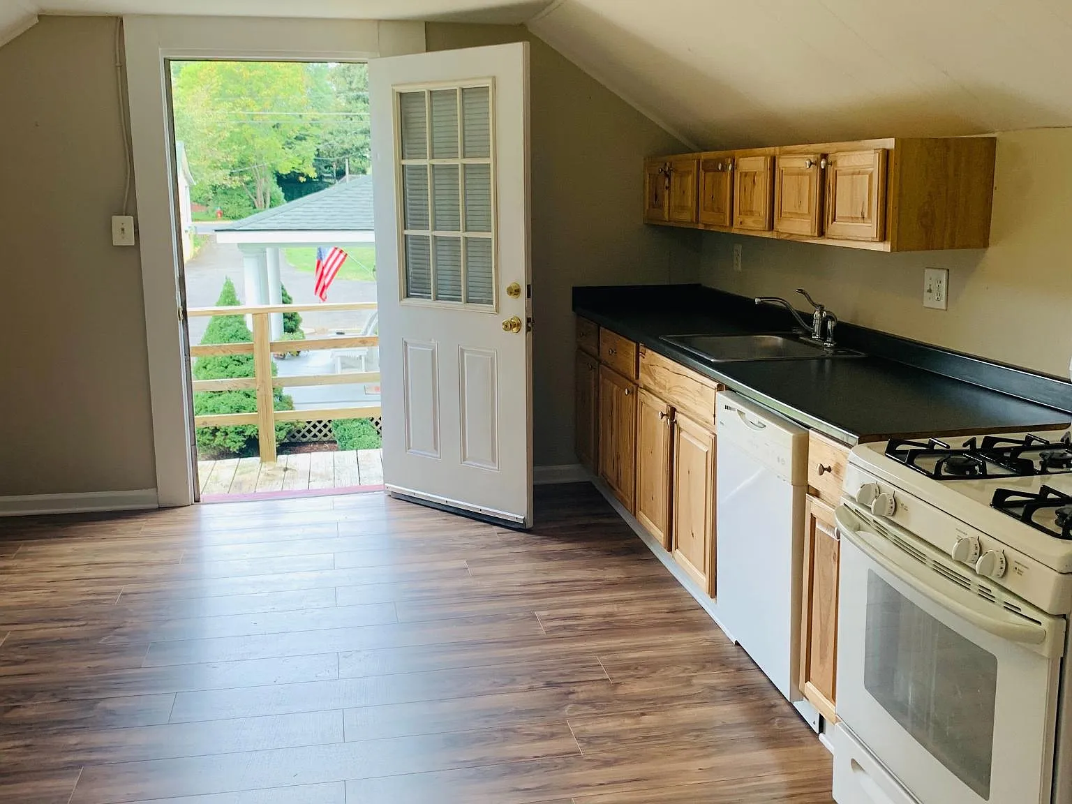 1 bed, 900 sqft, $1,650 — Photo 2