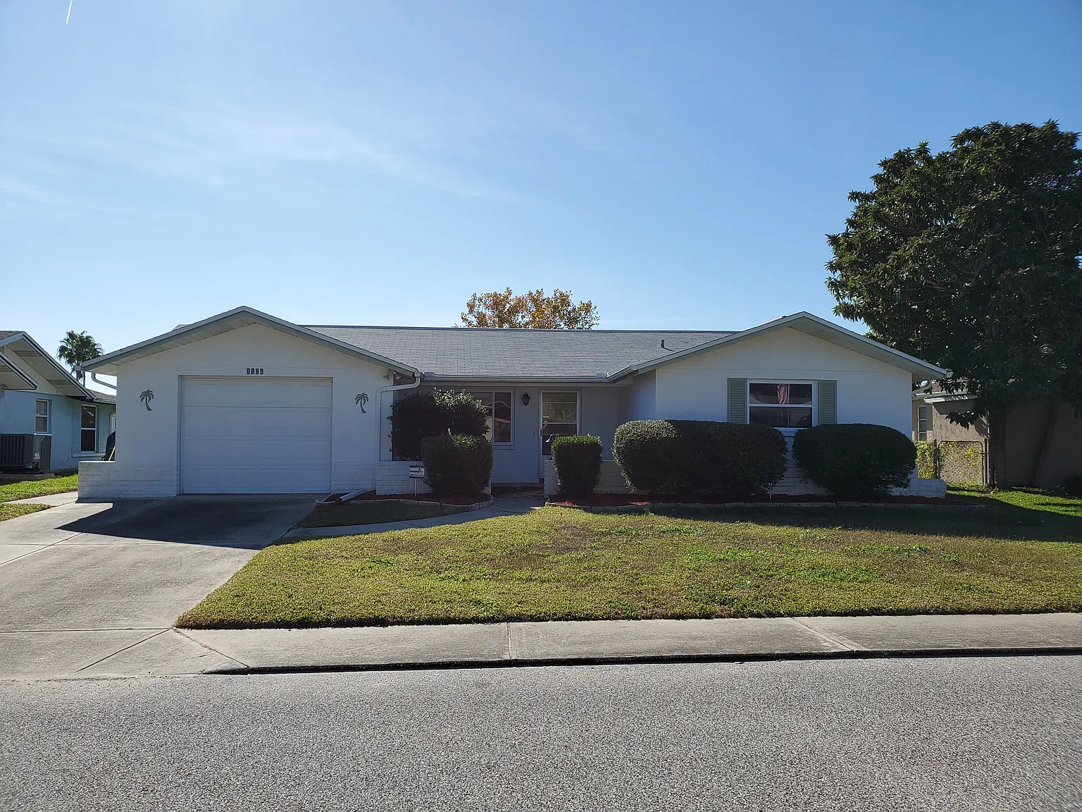 2 Bedroom, 2 Baths, 1 Car Garage & Florida Room! — Photo 1
