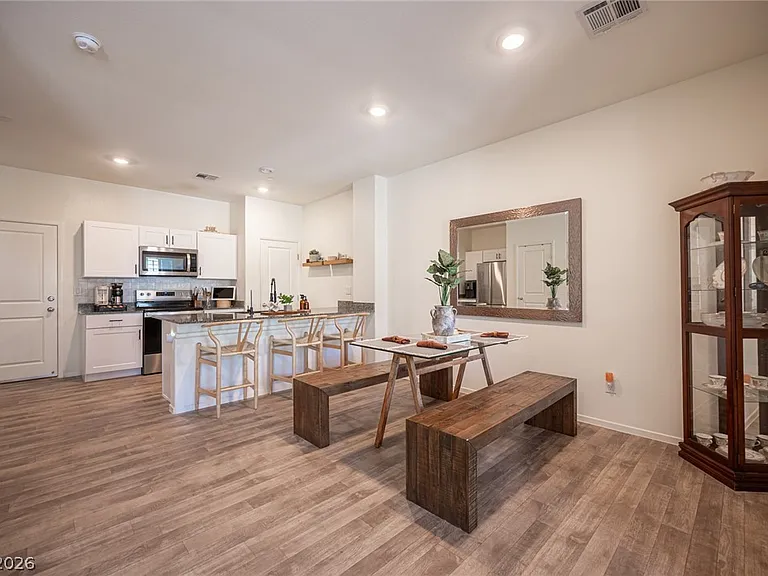 530 Gloster Ave — Photo 11