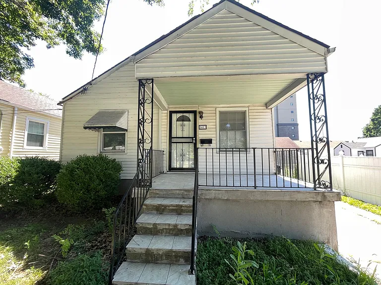 2413 S 5th St — Photo 1