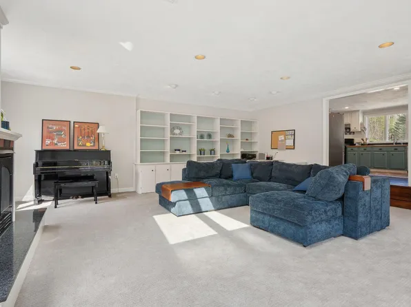 15 Brookside Drive, Falmouth, ME 04105