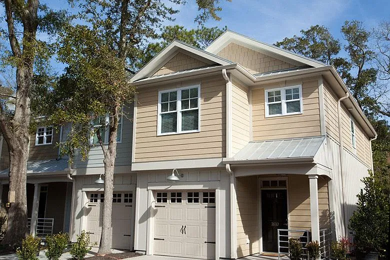 1610 Fenway Ln