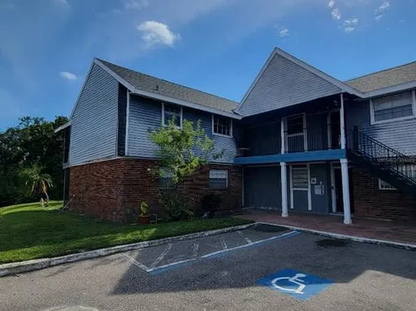 200 Country Club Dr APT 1302, Largo, FL 33771