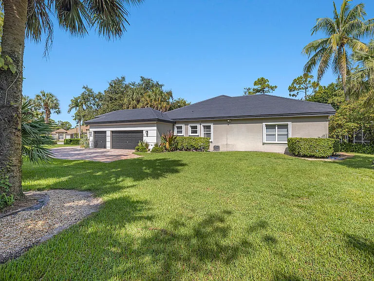 856 Forest Glen Ln — Photo 32