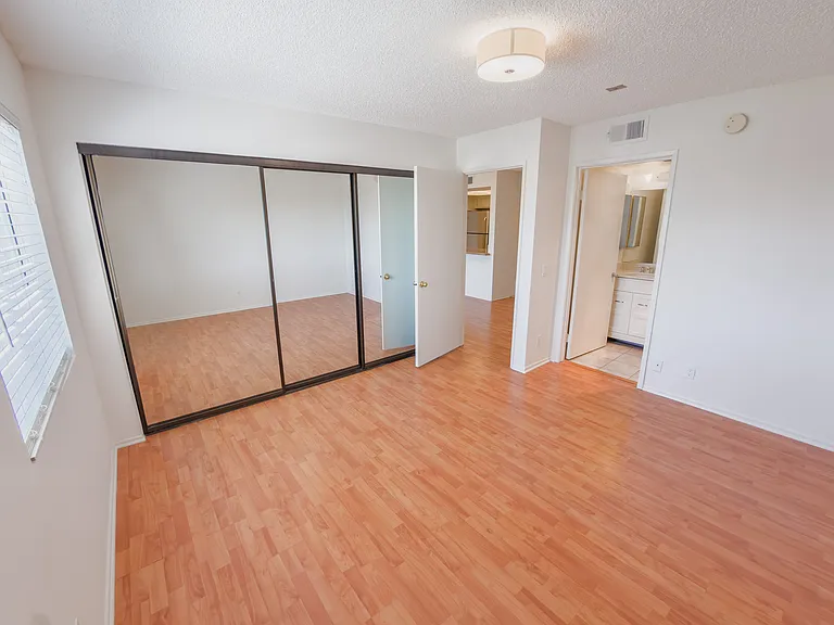 918 W College St #210 — Photo 17