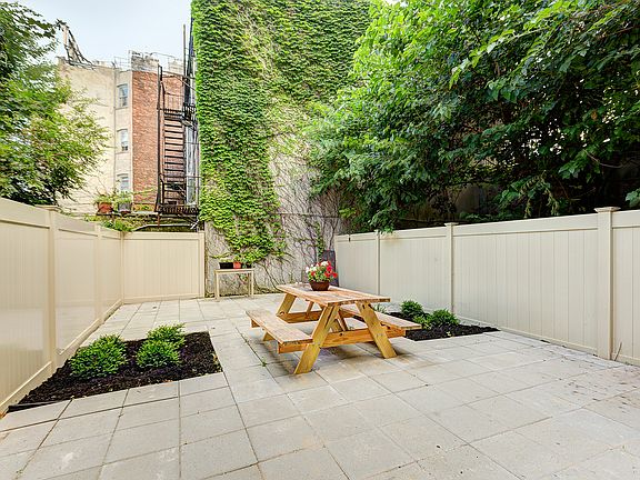 4th image of 900 Lafayette Ave #2