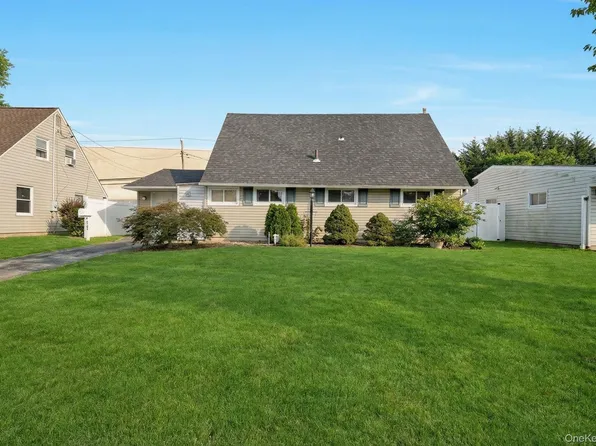 125 Hamlet Road, Levittown, NY 11756