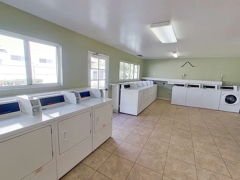 521 N. Tustin Ave — Photo 19