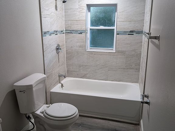 4th image of 5209 Delphin Ln