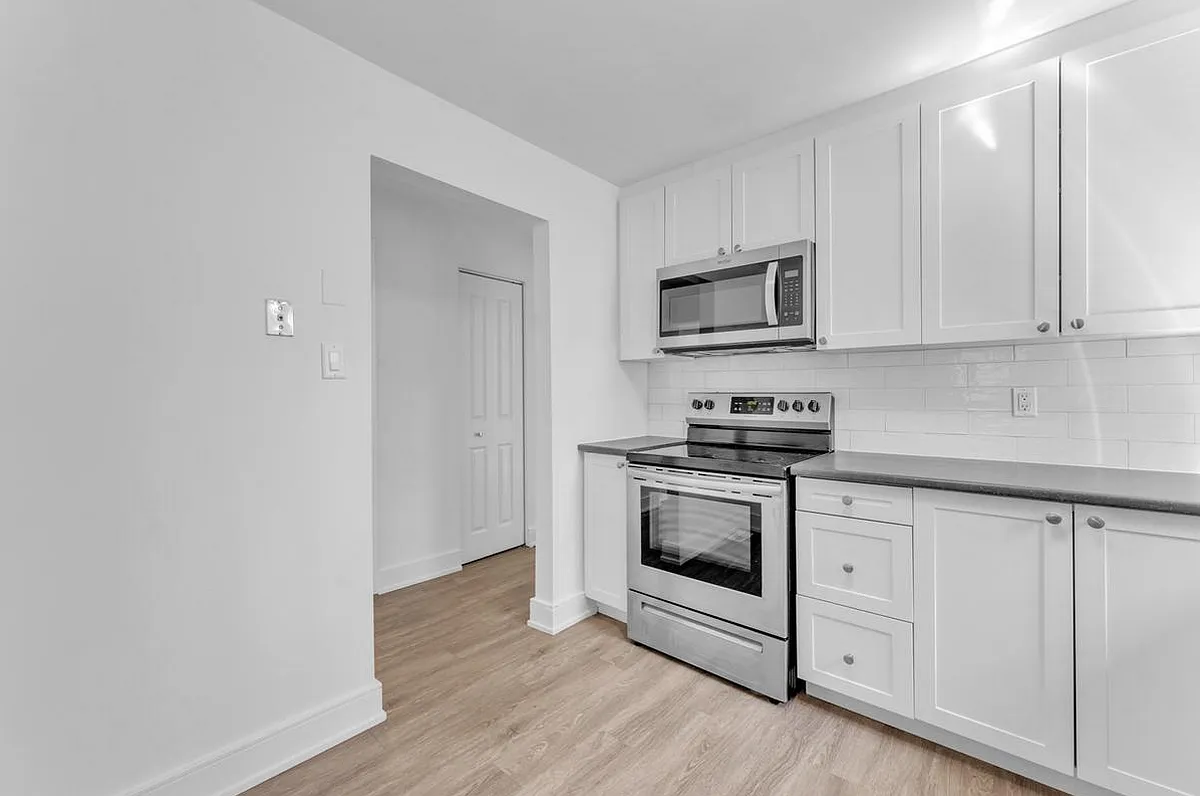 371 Yonge Street — Photo 3