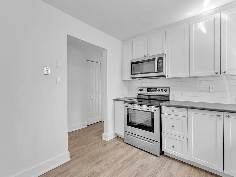 371 Yonge St — Photo 3