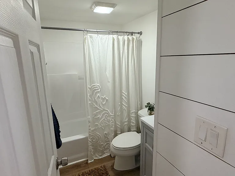 Full bath /hall bathroom