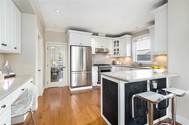5 bed, 3600 sqft, $8,980 — Photo 4